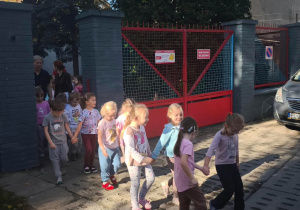 Dzieci parami wychodzą za przedszkole