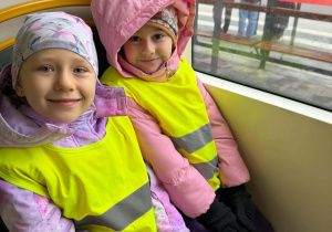 Dziewczynki w tramwaju