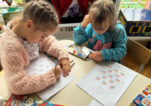 Dziewczynki kolorują kwiaty