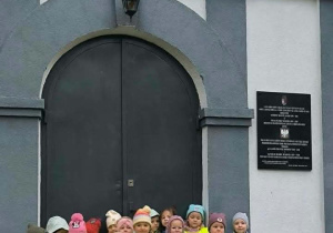 Grupa 3 przed kaplicą