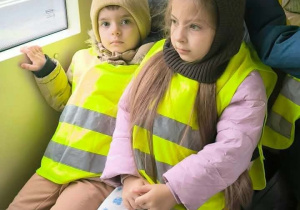 dzieci jadą tramwajem