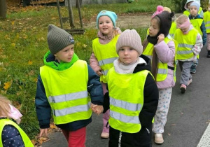 Dzieci idą na cmentarz
