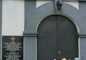 dzieci przed kaplicą