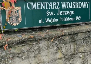 wejście na cmentarz wojskowy