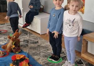 dzieci stoją w obręczach