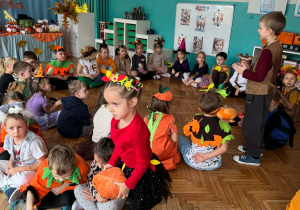 dzieci podają dynię