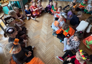 dzieci siedzą w kole