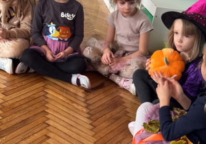 dzieci podają dynię