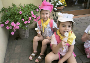 dwie dziewczynki jedza lody