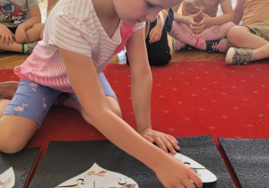 dziewczynka układa puzzle w kształcie serca