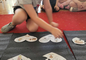 chłopiec układa puzzle z ilustracją afrykańską
