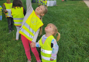 Dziewczynka pokazuje swojej młodszej koleżance drzewo