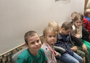 Dzieci czekają przed gabinetem stomatologicznym