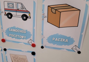 Paczka, list i samochód jako atrybuty pana listonosza