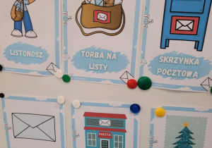 Torba, skrzynka na listy, poczta, list oraz znaczek jako atrybuty poczty i pana listonosza