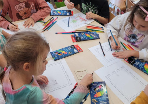 Dzieci odrysowują szablony na znaczku pocztowym wąlsnoręcznie zaprojektowanym