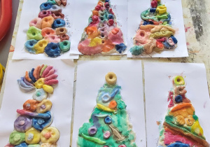 Sześc pomalowanych choinek z masy solnej