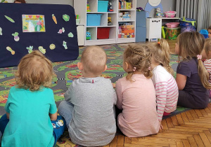 dzieci oglądają teatrzyk "Na straganie" Jana Brzechwy