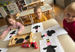 Dzieci pokazują ykonane prace plastyczne - górnik