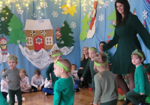 Dzieci idą w miejscu w kole