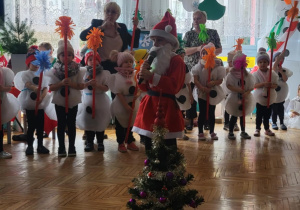 Dzieci balwanki ustawione w dwóh rzędach i gotowe do tańca
