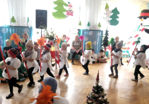 Dzieci maszerują w kole