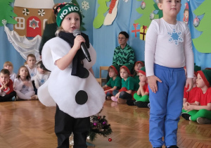 Chłopiec bałwanek mówi swój tekst