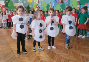 Dzieci balwanki wcielają się w swoje role