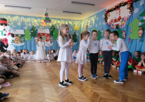 Dziewczynka śnieżynka mówi swój tekst