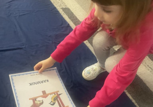 Dziewczynka kladzie ilustracje z karmnikiem dla ptaków