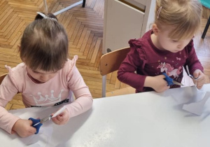 Dziewczynki wycinają nożyczkami