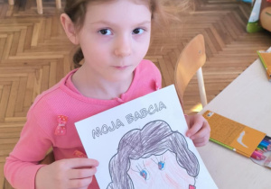 Dziewczynka pokazuje babcie na obrazku
