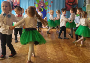 Dzieci z grupy drugiej tańczą