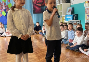 Chłopiec mówi wiersz na pocżatku przedstawienia