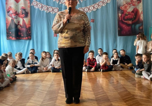 Pani dyrektor wita wszystkich dziadków na uroczystosci z okazji ich swięta