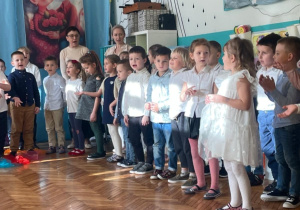 Grupa trzecia spiewa piosenkę