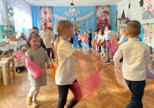 Dzieci z grupy czwartej ida po kole