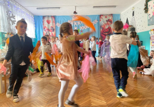 Dzieci z grupy czwartek idą po kole z apaszkami