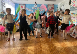 Dzieci z grupy czwartej machają apaszkami