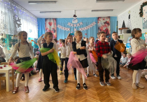Dzieci z grupy czwartej śpiewaja piosenkę