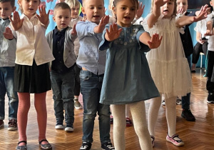 Dzieci spiewają piosenkę o babci i dziadku