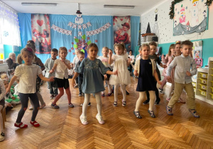 Dzieci tańczą twista