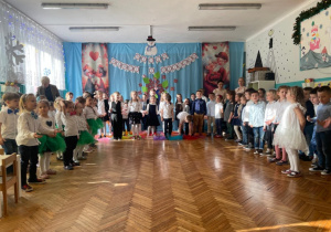 Wszystkiedzieci śpiewają na zakończenie piosenkę o babci i dziadku