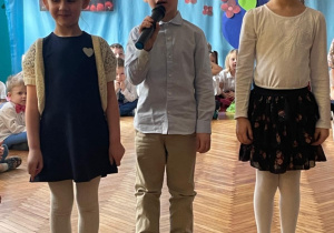 Chłopiec mówi swoj wiersz do mikrofonu