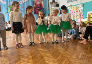 Dziewczynka z grupy drugiej mowi wiersz o babci do mikrofonu