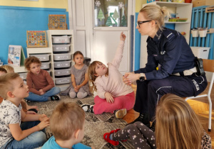 dzieci słuchają pani policjantki