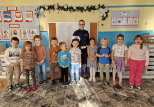 dzieci z grupy3 z policjantką