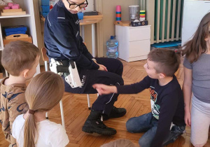 policjantka prezentuje swoje akcesoria