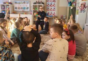 dzieci słuchają opowiadania p.policjantki