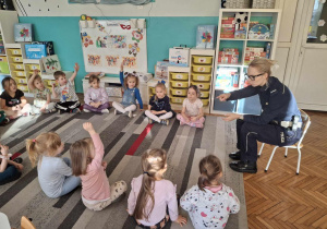 dzieci zadają pytania p.policjantce